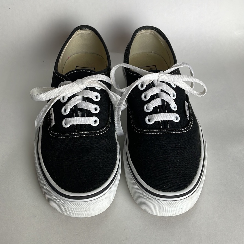 VANS•BLACK•CLASSIC LACE UP• WOMENS 5.5 MENS 4
